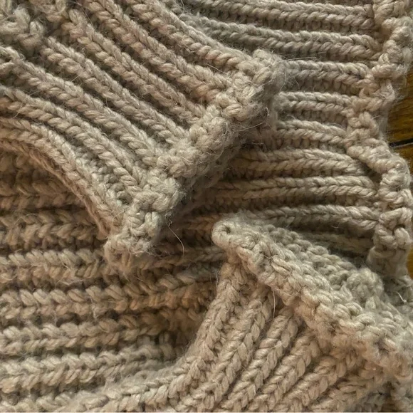 H&M Chunky Knit Beige Turtleneck Sweater - Picture 3 of 10